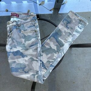 Crunch Authenticate Denim Two Tone Camo Print Low Rise Pants in Green/Tan Size 5